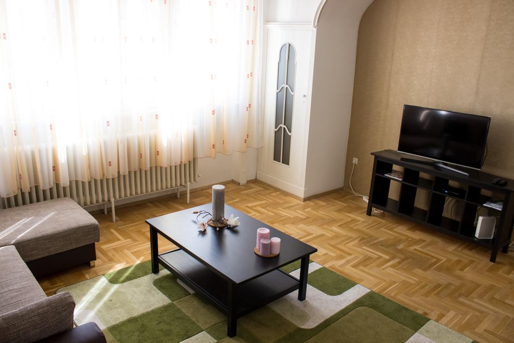 Home At Parliament Budapest Bagian luar foto