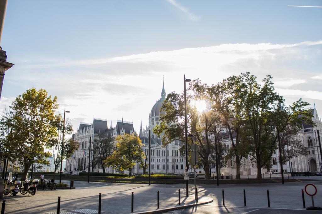 Home At Parliament Budapest Bagian luar foto